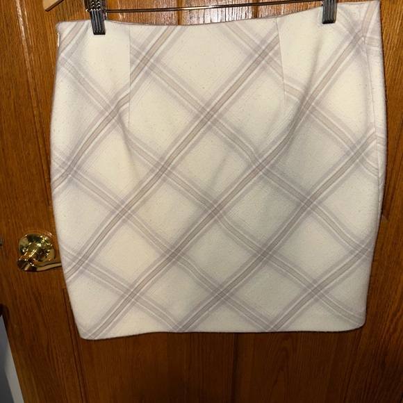 White House/Black Market NWOT Winter White Skirt - Picture 3 of 3